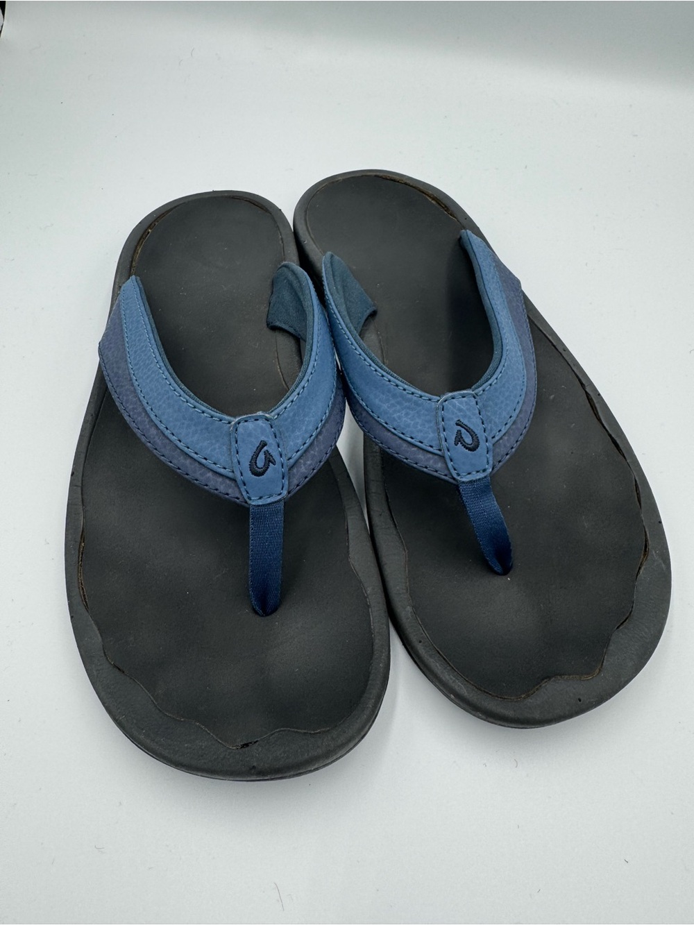 OluKai ‘Ohana Women’s Size 9 Flip Flops Navy/Royal Blue, black sole, 20110-4A40